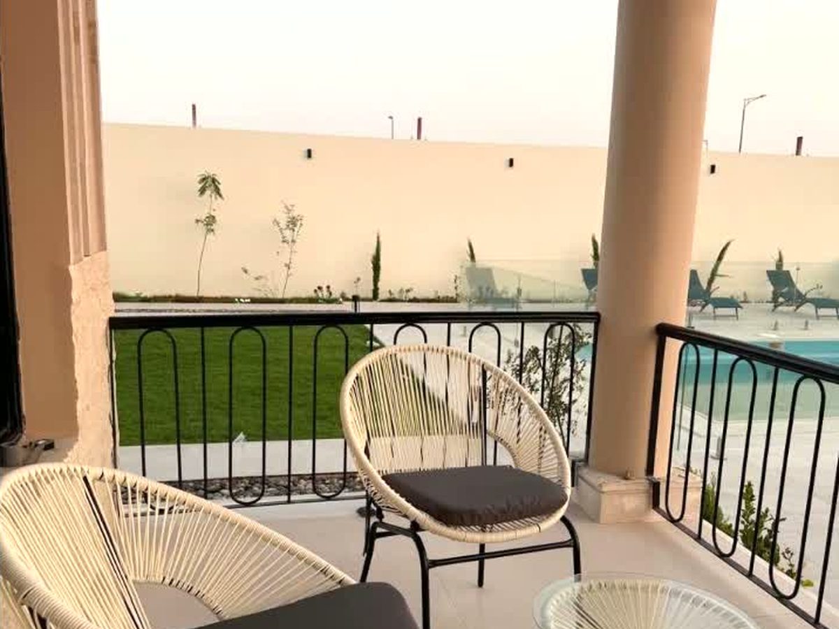 شرفة علوية بجلسة مطلة على المسبح