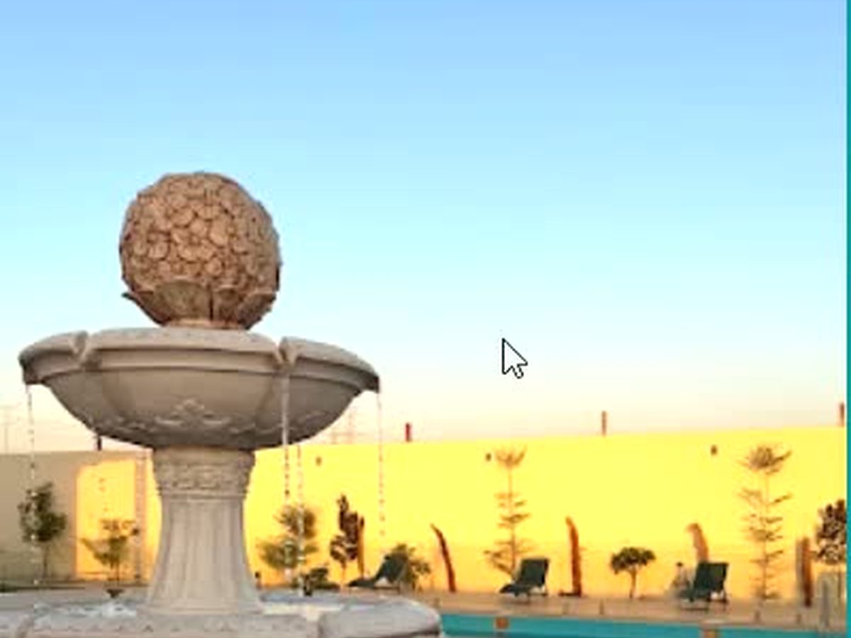 النافورة الرخامية بجانب المسبح